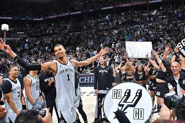  文班亚马绝杀太阳，马刺锁定季后赛席位。时隔七年重返舞台，西部第二强势崛起。 体育新闻