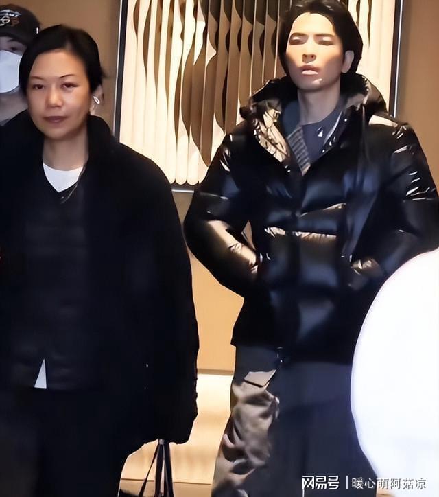  从三张办公桌到巴塞罗那：解码萧敬腾与林有慧的「反标签」生存法则 娱乐新闻