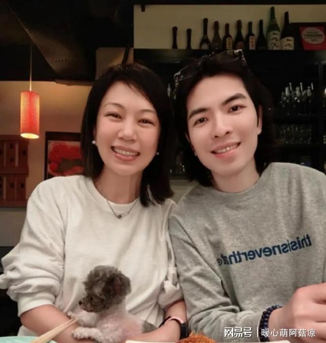  从三张办公桌到巴塞罗那：解码萧敬腾与林有慧的「反标签」生存法则 娱乐新闻