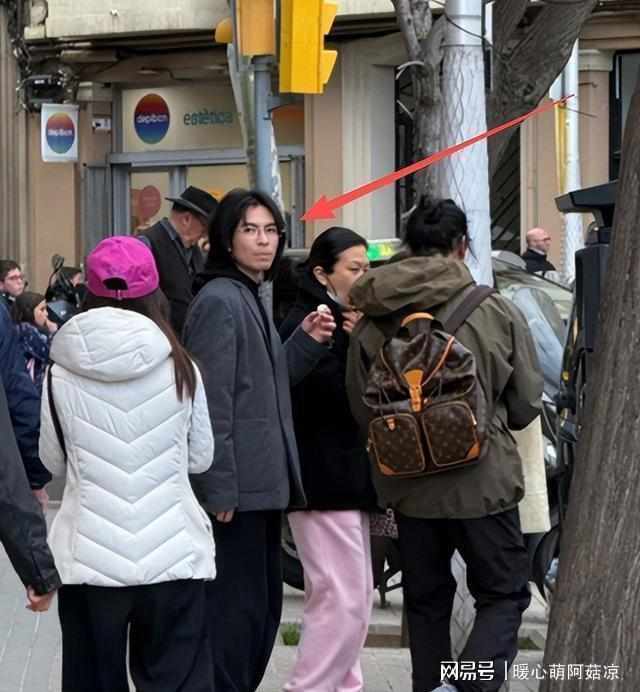  从三张办公桌到巴塞罗那：解码萧敬腾与林有慧的「反标签」生存法则 娱乐新闻