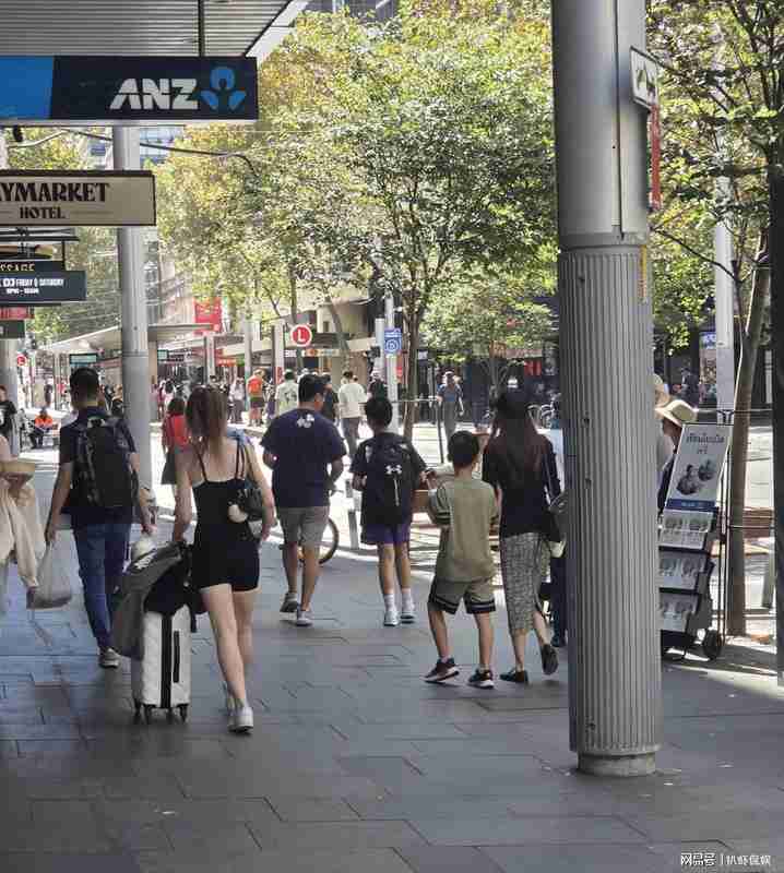 从悉尼街拍解读明星家庭的出行美学：侯佩岑一家的低调与讲究