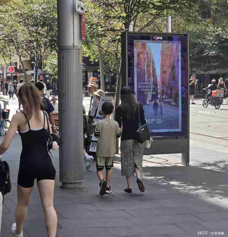 从悉尼街拍解读明星家庭的出行美学:侯佩岑一家的低调与讲究 娱乐新闻