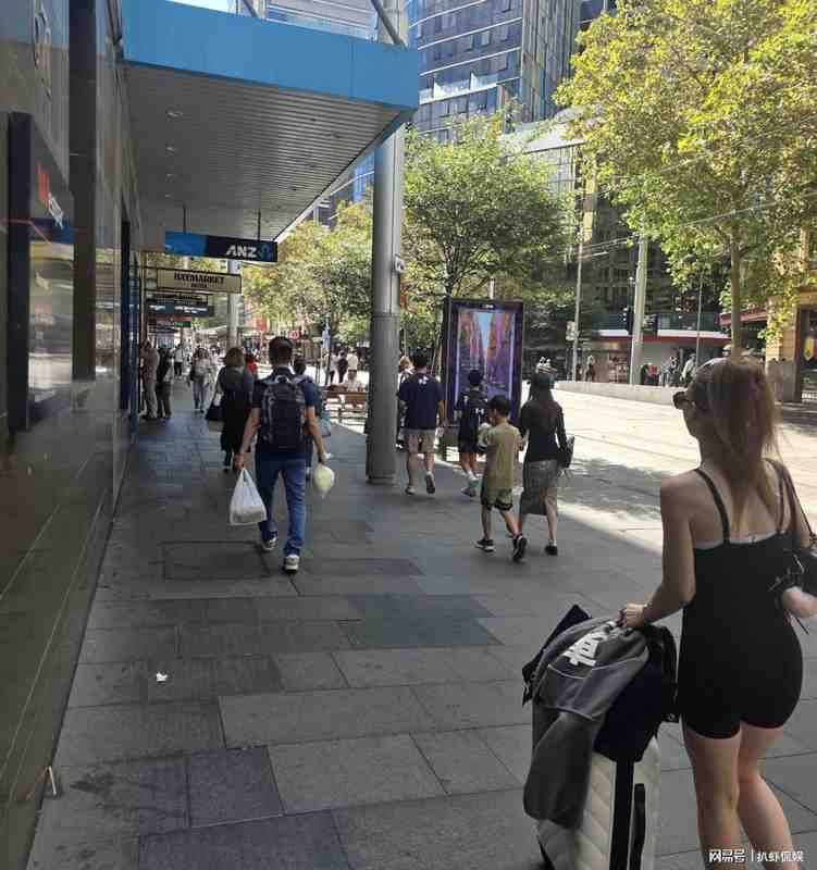 从悉尼街拍解读明星家庭的出行美学:侯佩岑一家的低调与讲究 娱乐新闻