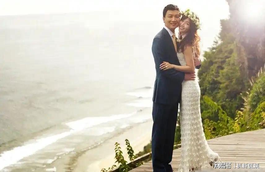 从悉尼街拍解读明星家庭的出行美学:侯佩岑一家的低调与讲究 娱乐新闻