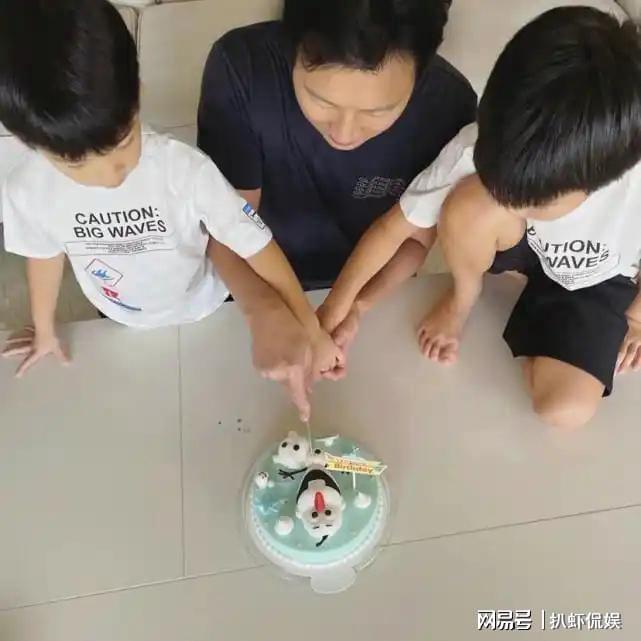 从悉尼街拍解读明星家庭的出行美学:侯佩岑一家的低调与讲究 娱乐新闻