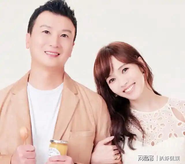 从悉尼街拍解读明星家庭的出行美学:侯佩岑一家的低调与讲究 娱乐新闻