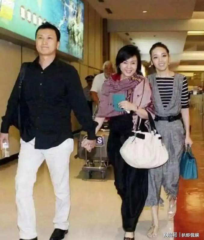 从悉尼街拍解读明星家庭的出行美学:侯佩岑一家的低调与讲究 娱乐新闻