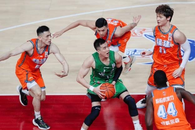  辽宁队16记三分背后的战术密码：团队篮球的技术解构与制胜逻辑 体育新闻
