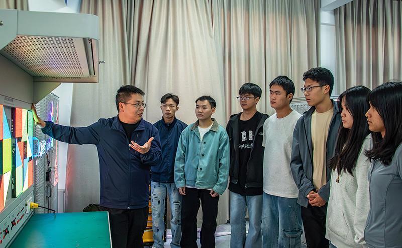  从「纸上谈兵」到「真刀真枪」：一个县区教师的成长蜕变记 教育招生