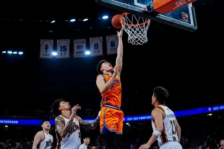  战术显微镜下的大鲨鱼：轮换体系如何重塑CBA竞争力 体育新闻