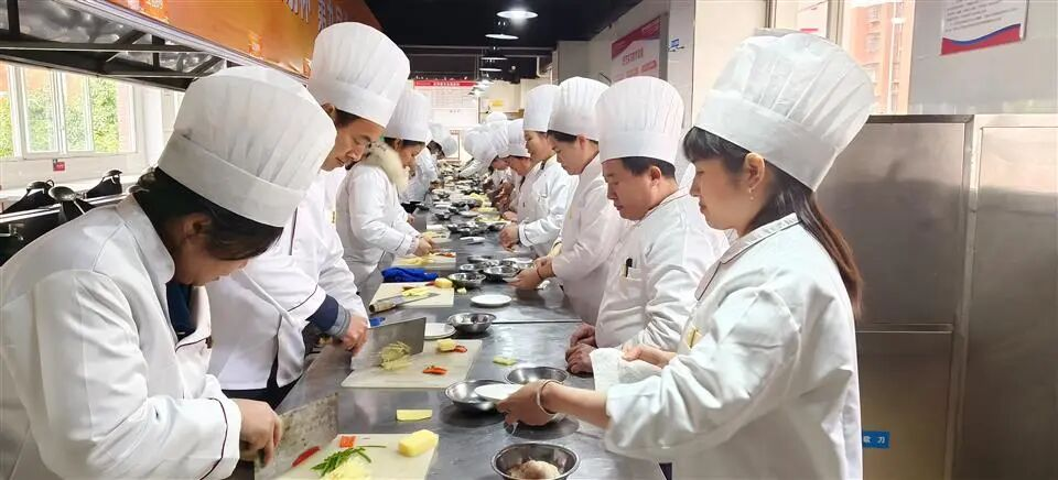  三校合一·标准先行·生态赋能：开州金厨如何重塑烹饪职教新范式 新闻